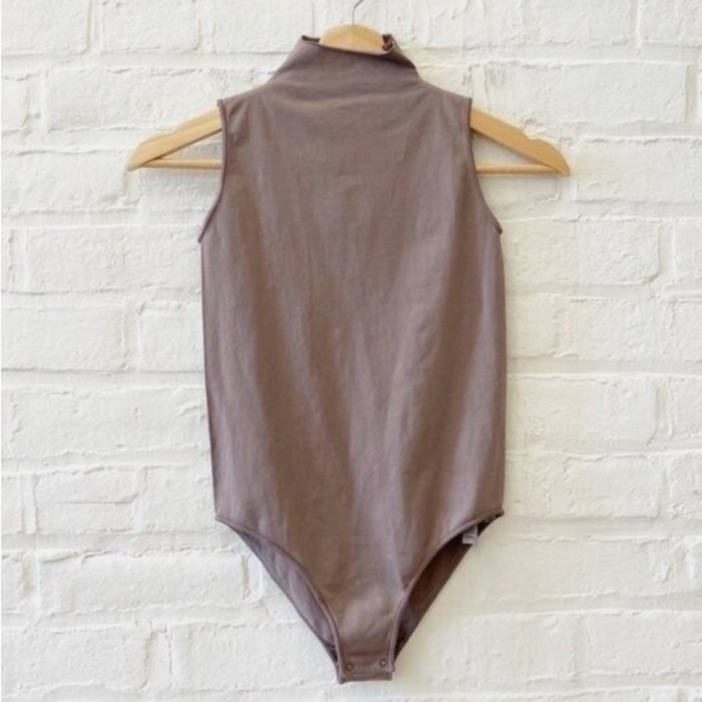 SKIMS NWOT Essential Mock Neck Sleeveless Bodysuit in Umber Beige Tan XXS / XS